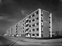 123775 Gezicht op een flatgebouw aan de Rooseveltlaan te Utrecht, met rechts de hoek met de Hannolaan.